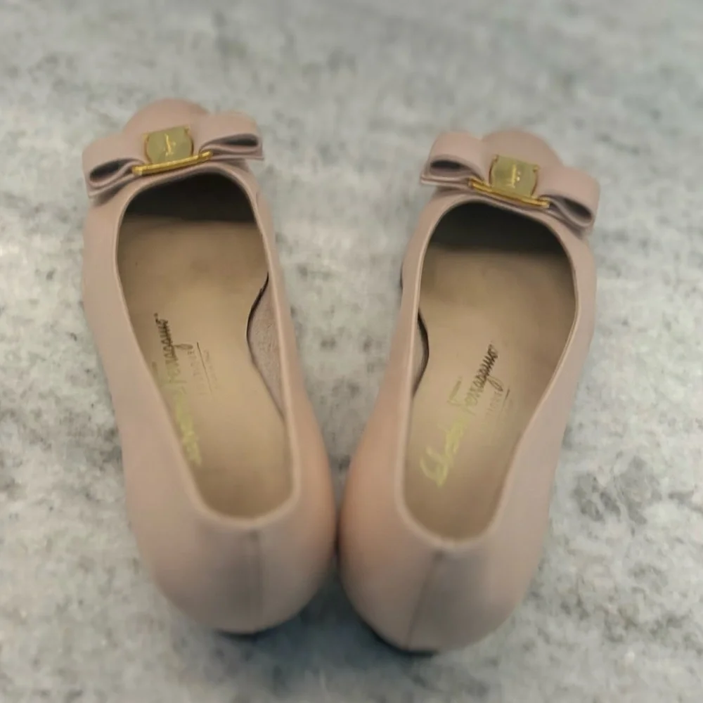 Salvatore Ferragamo Vara Bow Heels in soft pink oyster, size 6B - Picture 4 of 13